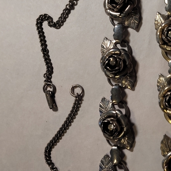 Vintage 1950 Rose Necklace, bracelet and earrings Set - Picture 5 of 9